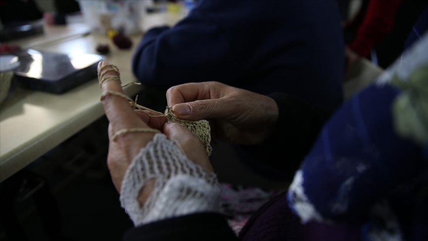 Hataylı depremzede kadın, platin takılan elini kurs sayesinde kullanmaya başladı