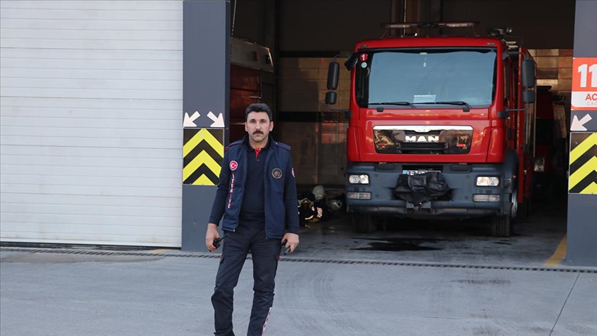 Oğlu enkazdayken görevini bırakmayan itfaiyeci baba 1050 kişinin kurtarılmasını sağladı
