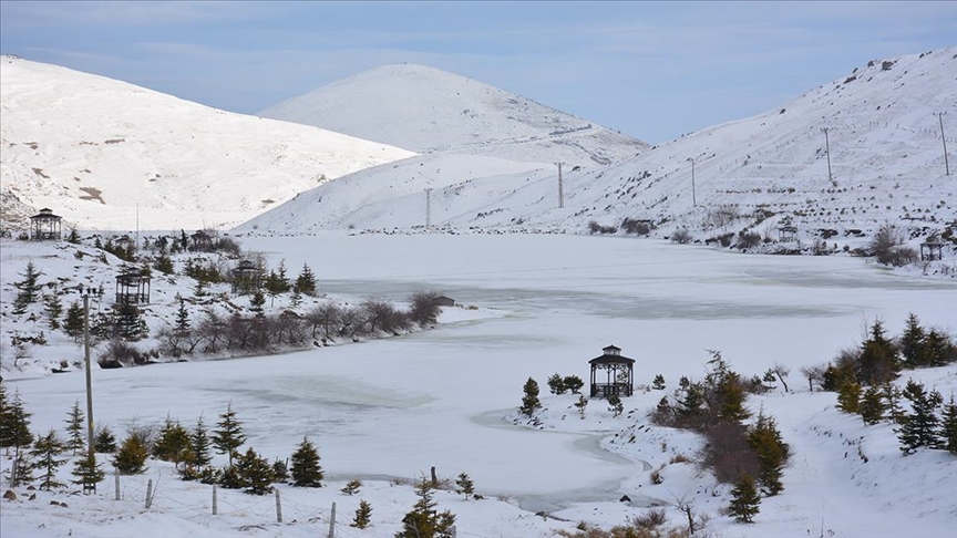 Tokat'ta Üçoluk Göleti'nin yüzeyi buz tuttu