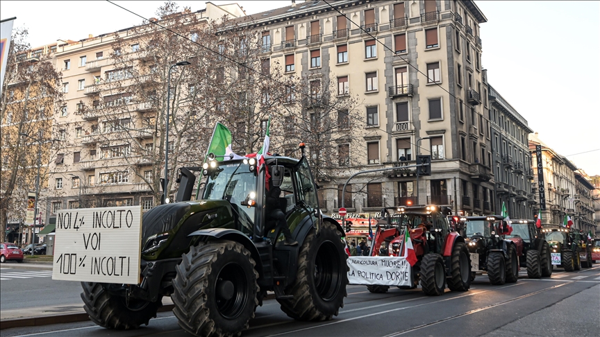 Agricultores italianos se dirigen a Roma en sus tractores para quejarse de impuestos, burocracia e importaciones baratas