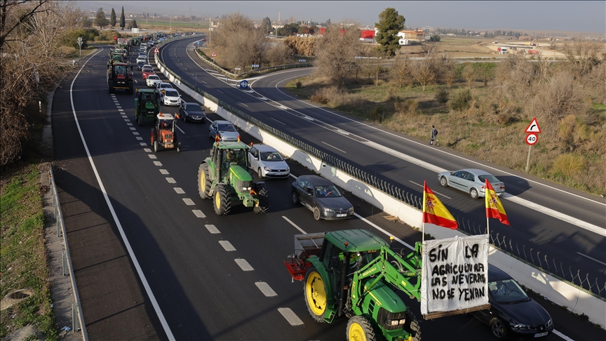 Farmers’ protests block traffic across Spain, 1,000 tractors head toward Barcelona