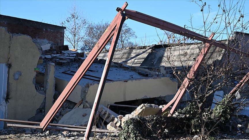Malatya'da depremlerde ağır hasar alan 6 iş yeri çöktü