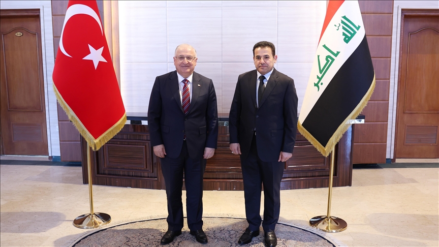 Türkiye’s national defense minister meets with officials in Iraq