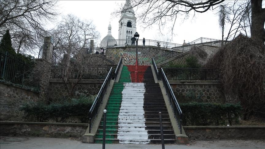Colores de la bandera palestina son pintados en las escaleras de la Basílica del Sagrado Corazón, París