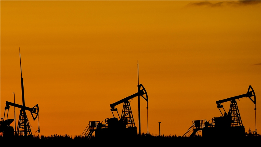 Oil mixed as US axes output forecast amid easing geopolitical risks in Middle East