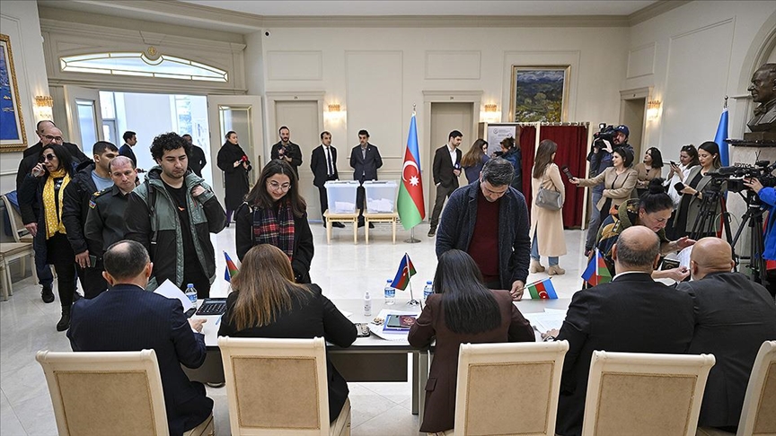 Azerbaycan'daki cumhurbaşkanı seçiminde katılım oranı yüzde 76,73 oldu
