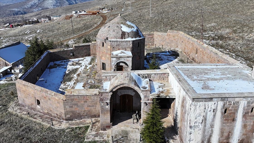 Yüzlerce yıllık ata mirasının bakımını gönüllü yapıyor