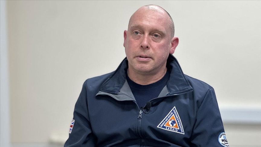 Göçük altındaki anne ve oğlu, İngiliz kurtarma ekibinin enkaz altında ilerleyen kamerasıyla hayata tutundu