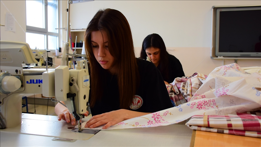 Bilecik'te meslek lisesi öğrencileri kentteki pansiyonlu okulların nevresim ihtiyacını karşılıyor