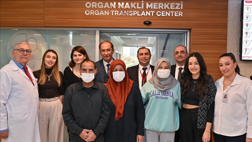 İzmir'de iki aile çapraz nakillerle "böbrek kardeşi" oldu