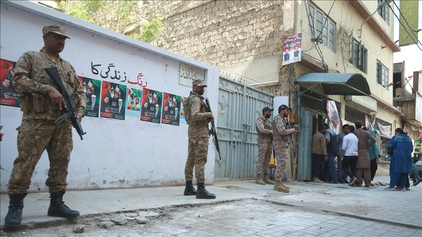 Initial results of Pakistan polls point to hung Parliament