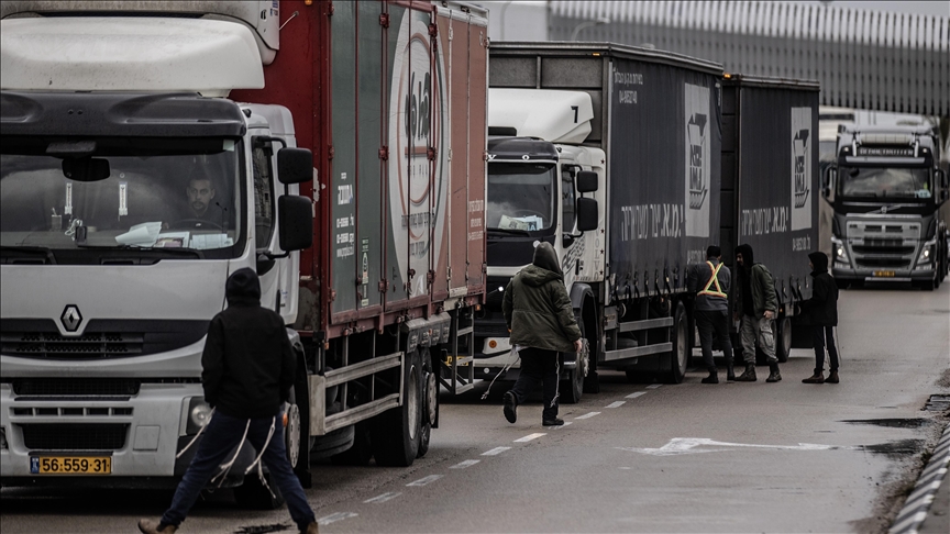 İsrailliler kıtlığa sürüklenen Gazze'ye yardım girişini engellemek için gösterilerini sürdürüyor