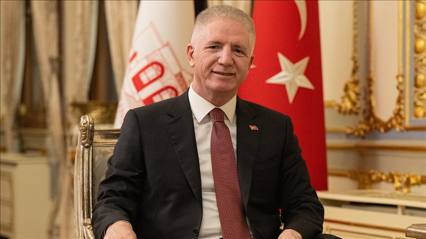 İstanbul Valisi Gül, kentteki hizmetleriyle gençleri sigaraya karşı koruyor