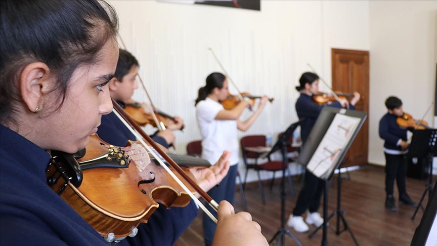 Edirne Valiliğince kurulan Edirne Müzik Akademisi geleceğin müzisyenlerini yetiştiriyor