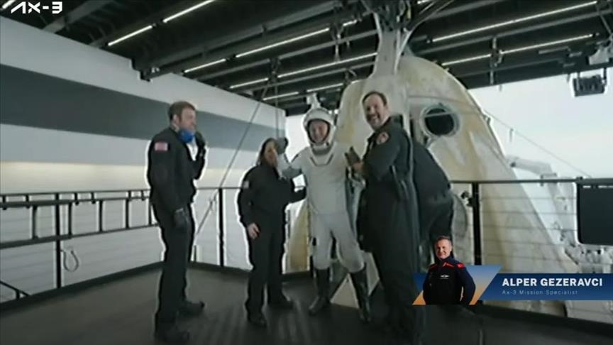 Экипаж Crew Dragon с турецким астронавтом извлекли из спускаемой капсулы