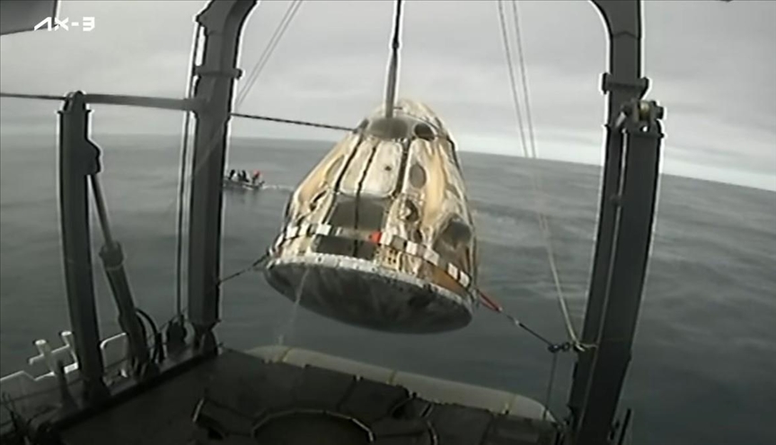 Капсула Dragon с экипажем Axiom-3 поднята на борт наземными службами