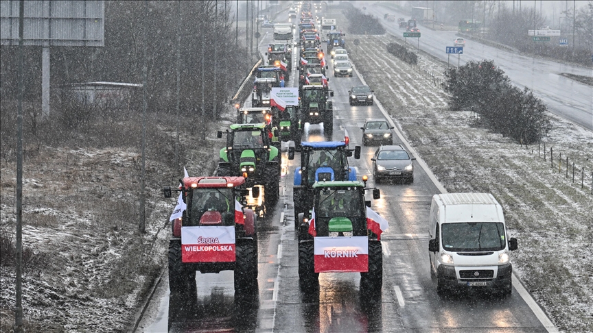 Polish farmers block communications in protest over Ukraine food imports