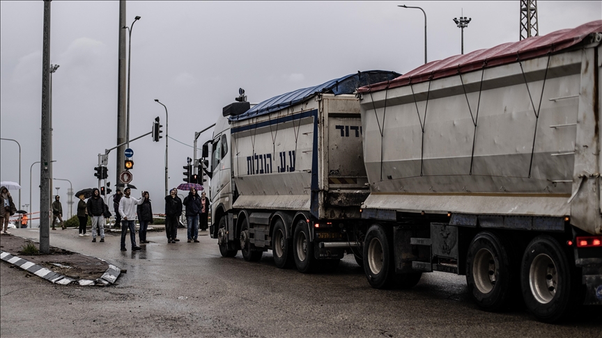 Right-wing Israeli activists block roads to prevent aid from reaching Gaza