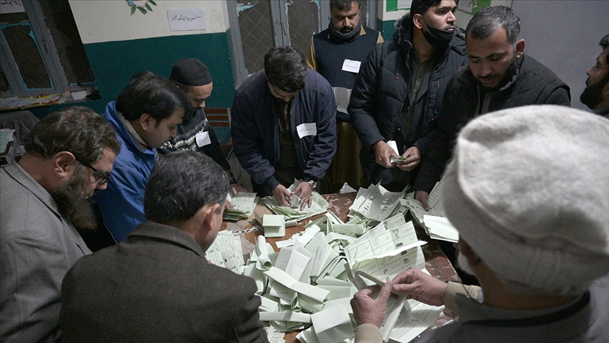 Pakistan'da seçimleri, tutuklu eski Başbakan Han destekli bağımsızlar ilk, Şerif'in partisi 2. sırada tamamladı