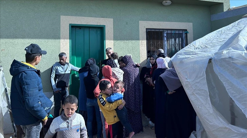 الهلال الأحمر: إسرائيل استهدفت بوابة مستشفى "الأمل" بخانيونس