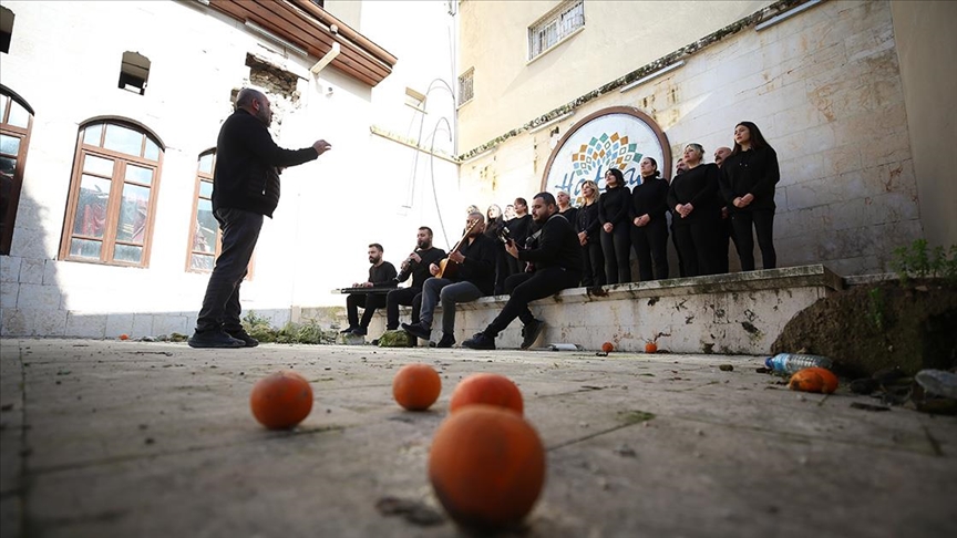 Depremlerde 7 üyesini kaybeden Antakya Medeniyetler Korosu artık "acının müziğini" yapıyor