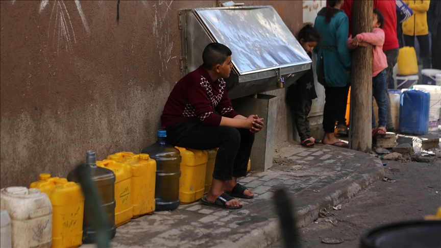 Palestinci čekaju u redovima: Nestašice vode u Gazi koja je pod izraelskim napadima 