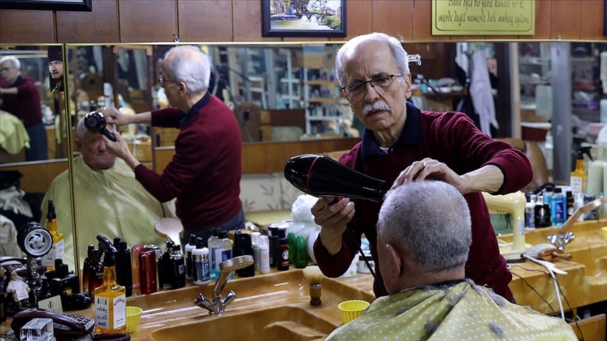 Edirneli berber yarım asırdır değiştirmediği dükkanında müşterilerini tıraş ediyor
