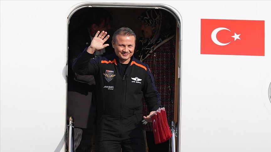 Турецкий астронавт Альпер Гезеравджы вернулся на Родину