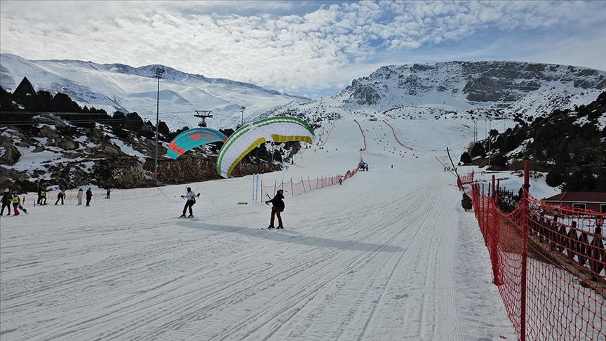 Muş'ta kar yağmayınca kayak takımı sporcuları asfaltta çalışıyor - Son  Dakika Haberleri