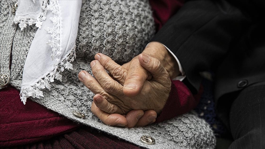 Huzurevinde evlenen Sönmez çifti, "ikinci bahar"larını mutlu geçiriyor