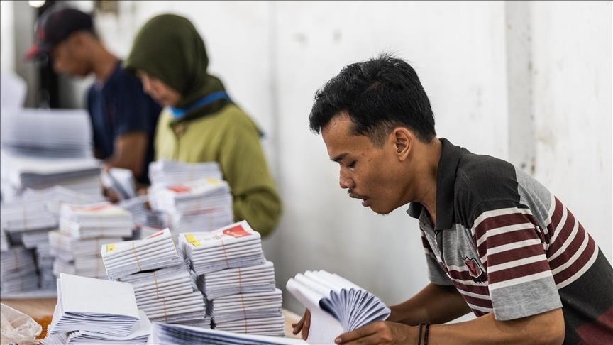 Defense minister leads Indonesia’s presidential elections in early quick count