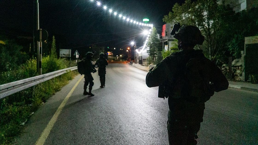 İsrail güçleri, Batı Şeria'ya düzenledikleri gece baskınlarında en az 12 Filistinliyi gözaltına aldı