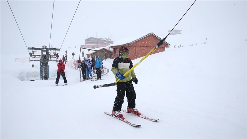Kayak merkezlerinde en fazla kar kalınlığı 188 santimetreyle Hakkari'de ölçüldü
