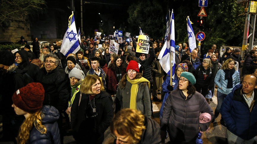 Families of Israeli hostages protest outside homes of government officials