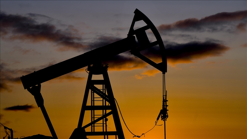 Oil down with large US inventory build