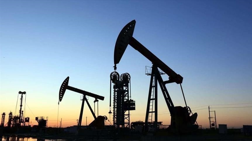 Les cours du pétrole baissent avec la hausse des réserves de brut aux États-Unis