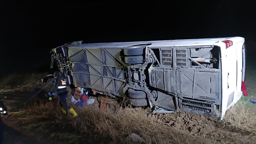 Yozgat'ta yolcu otobüsünün devrilmesi sonucu 1 kişi öldü, 18 kişi yaralandı