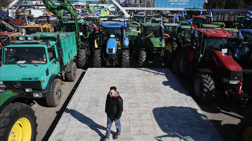 Frustrated Greek farmers decide to drive tractors to Athens next week