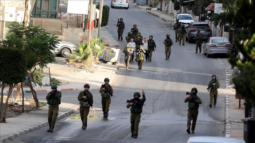 Israeli army continues raids in West Bank, arrests more Palestinians