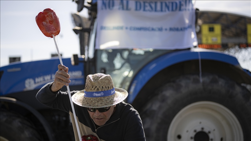 Spain announces new measures to appease farmers, but protests set to continue