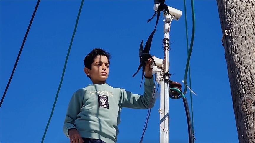 El Newton de Gaza ilumina las tiendas de su campamento para desplazados utilizando ventiladores como molinos eólicos