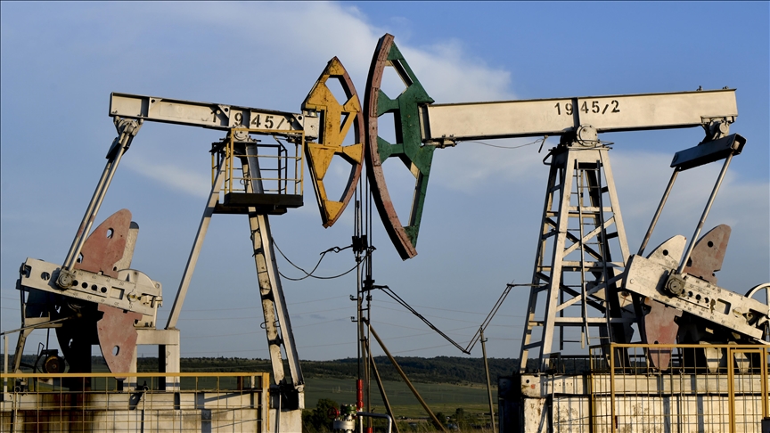 Oil mixed over bearish data with likely interest rate postponement, oversupply risks