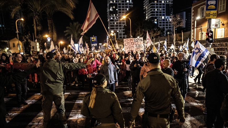 İsrailliler Netanyahu hükümetinin istifası ve erken seçim talebiyle sokaklara indi