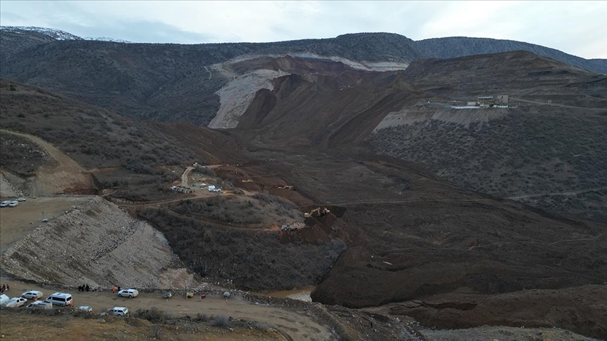 Erzincan'da kayıp 3 işçinin olduğu değerlendirilen "manganez ocağı"ndaki çalışmalar yoğunlaştırıldı