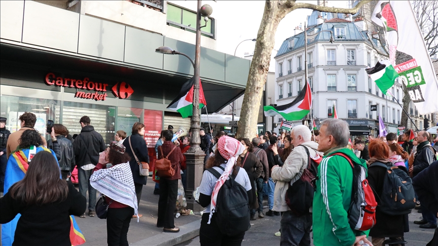 En solidarité avec les Palestiniens, des Parisiens défilent pour appeler au boycott de Carrefour