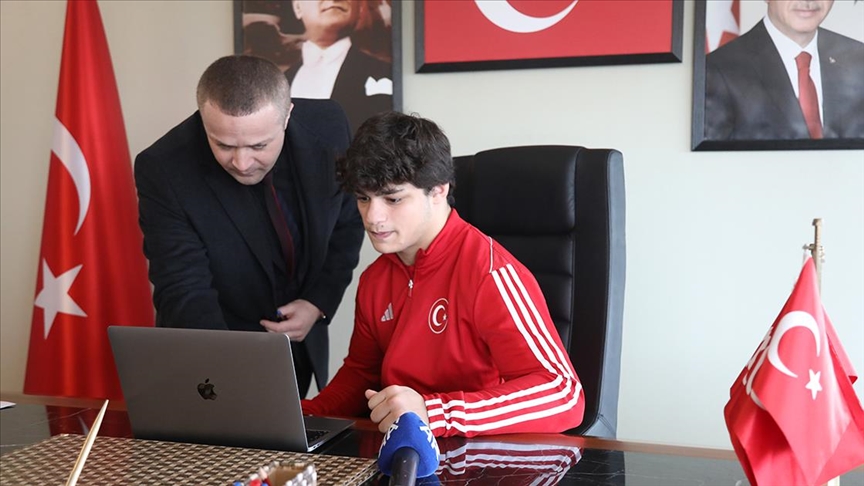 Avrupa Şampiyonu Alperen Berber'in, AA'nın "Yılın Kareleri" oylamasında favorisi "Ata'nın huzurunda" oldu