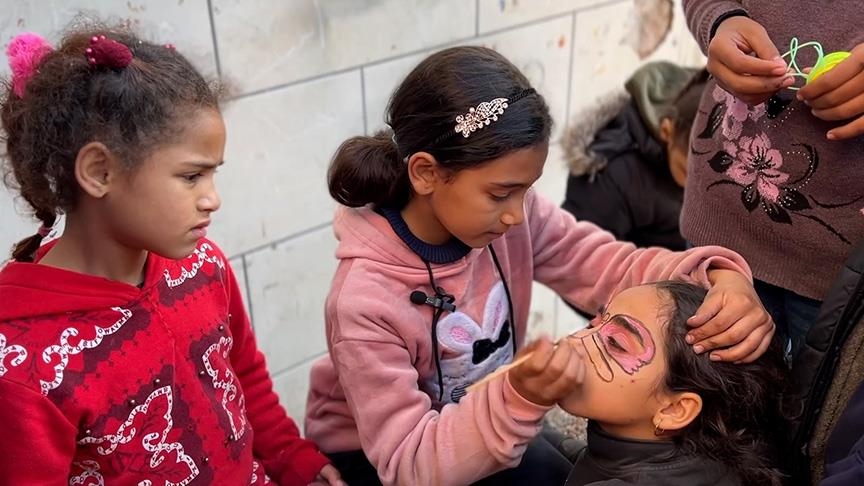 بالألوان.. طفلة غزية ترسم البهجة على وجوه نظرائها النازحين (تقرير)