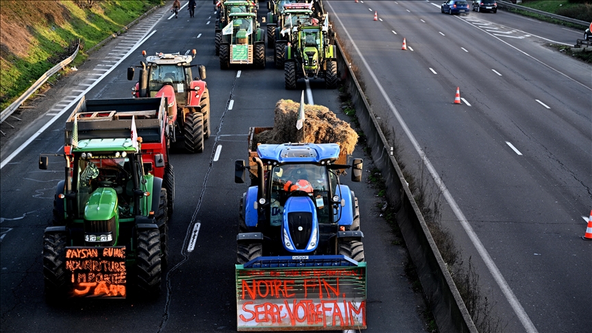 Disappointed by gov't measures, farmers relaunch protests in southern France