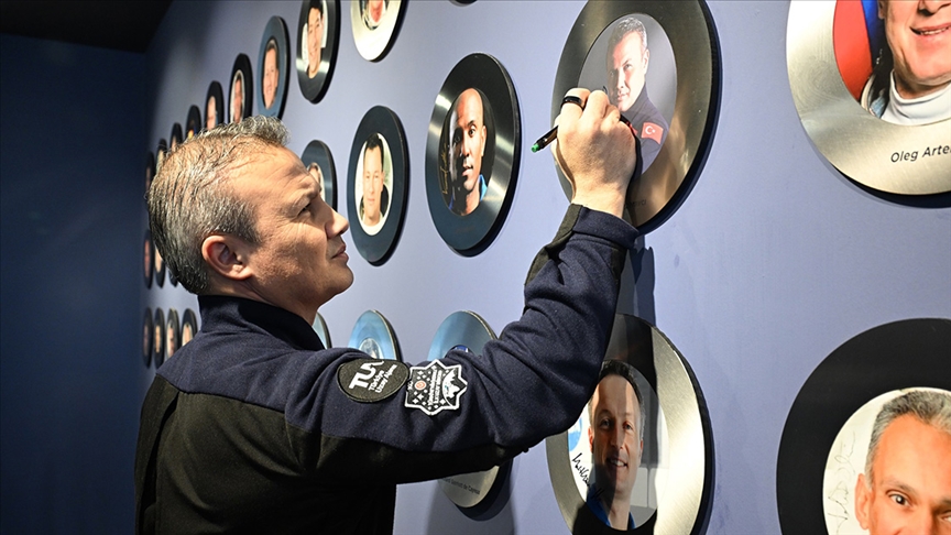 Alper Gezeravcı, GUHEM'in "Efsaneler Duvarı"ndaki fotoğrafını imzaladı