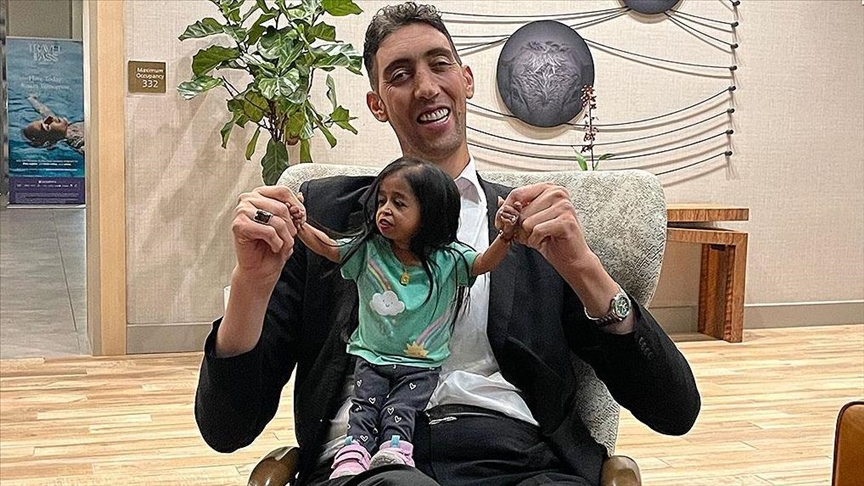 World's tallest man, shortest woman meet in US